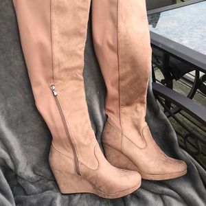 Knee high wedge boot !